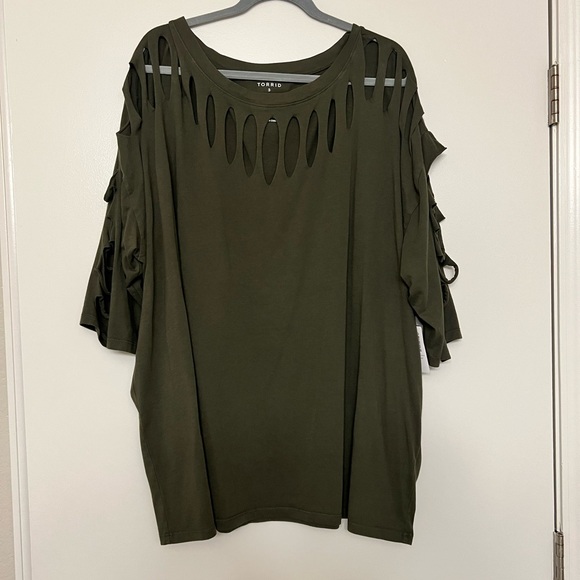 Torrid Dark Green Cutout Sleeve Blouse - Picture 1 of 5